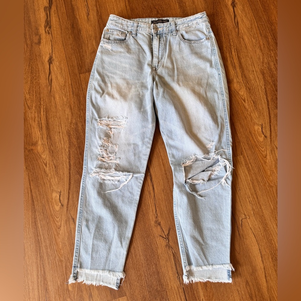 Abercrombie & Fitch Light Blue Ripped Distressed Women’s Jeans Size 27